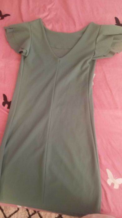 Vând rochie de culoarea verde