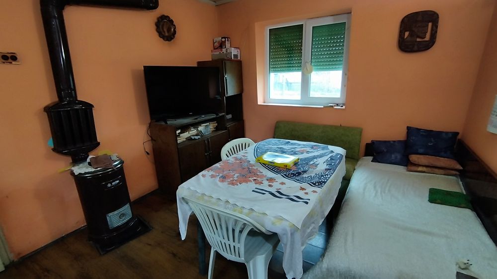 Къща с голям двор в село Брегаре