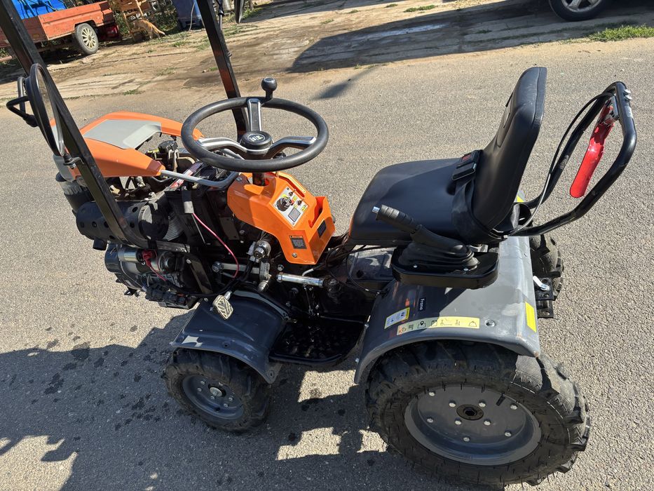 Tractoraș 12 CP – În garanție, 37 ore funcționare + Sistem cuplare accesorii R1200 (Ca nou)