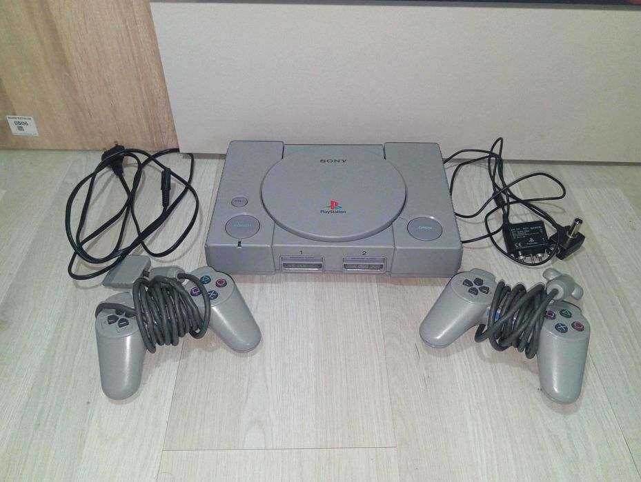 Consola Playstation 1, 2 controlere ca nou