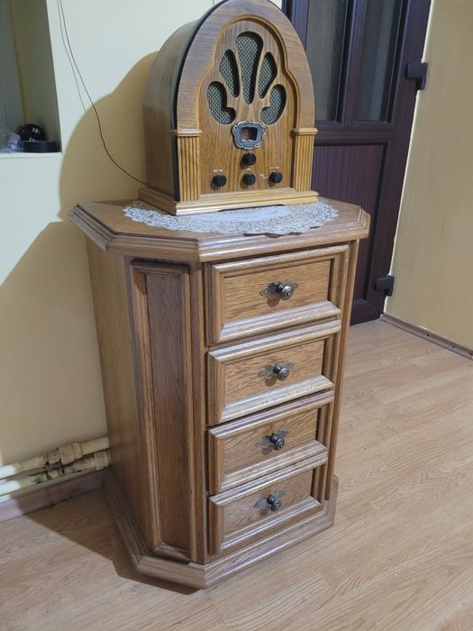 Noptieră lemn masiv 4 sertare și Radio