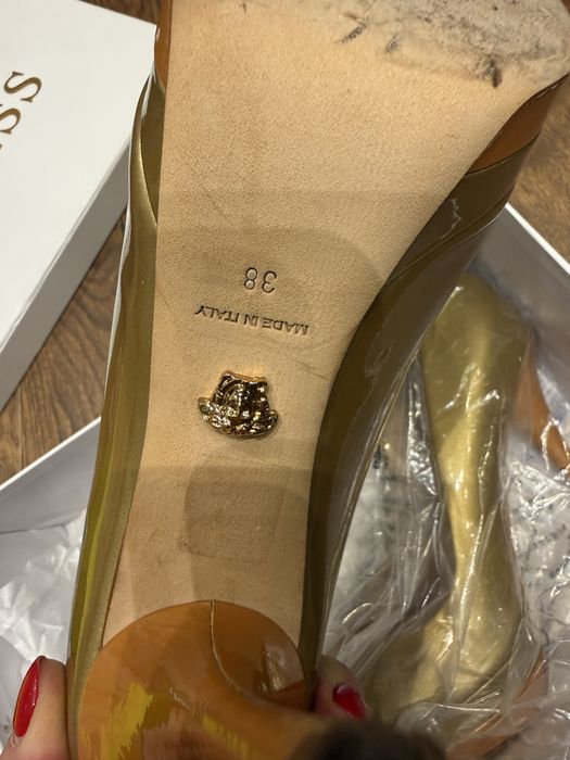 Versace златни обувки на ток