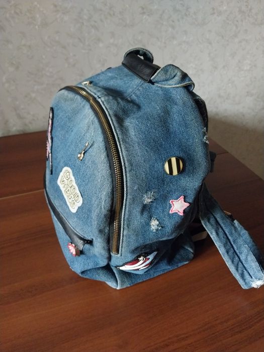 Рюкзак из джинсовой ткани.