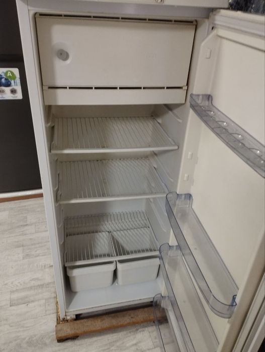 Холодильник сотилади