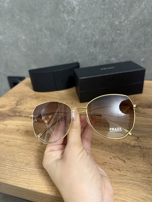 Солнцезащитные очки Prada