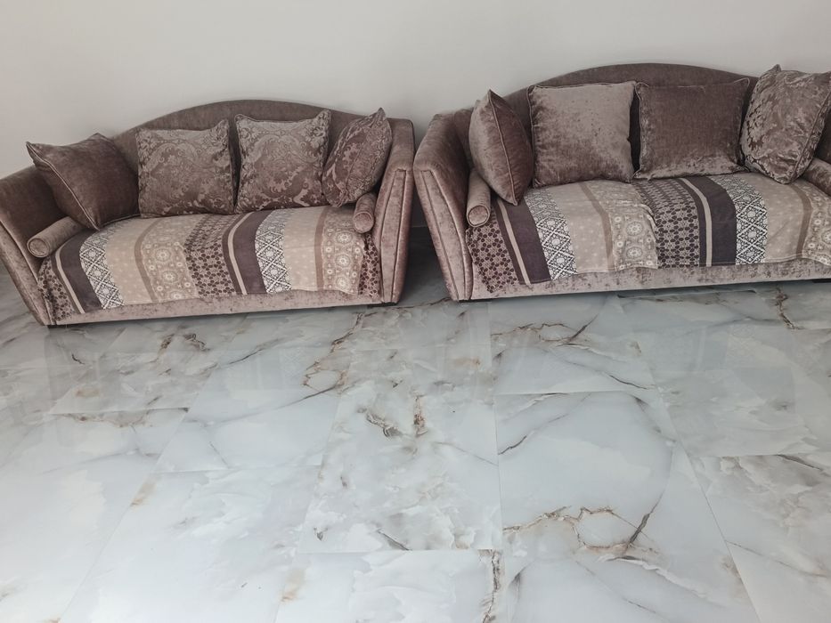 Vând 2 canapele făcute la comandă fixe stare foarte bună preț 2000lei