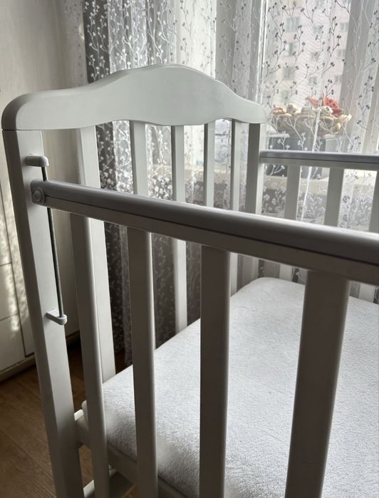 Белая кроватка маятник