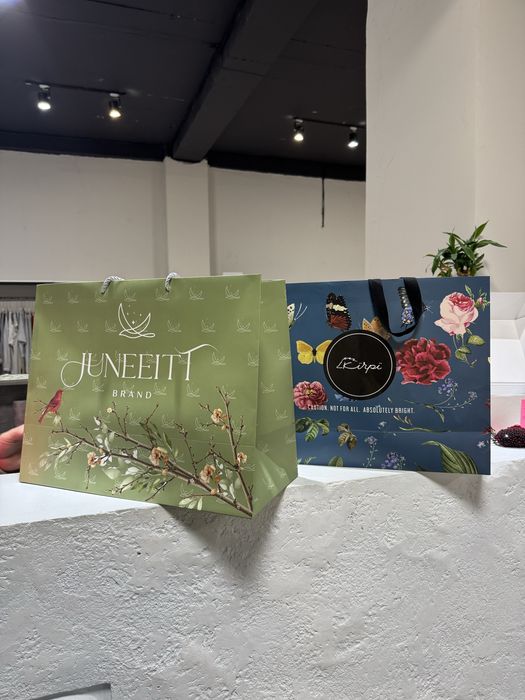 Этот предмет — шляпка-таблетка с вуалью и бантом от бренда JUNEEITT