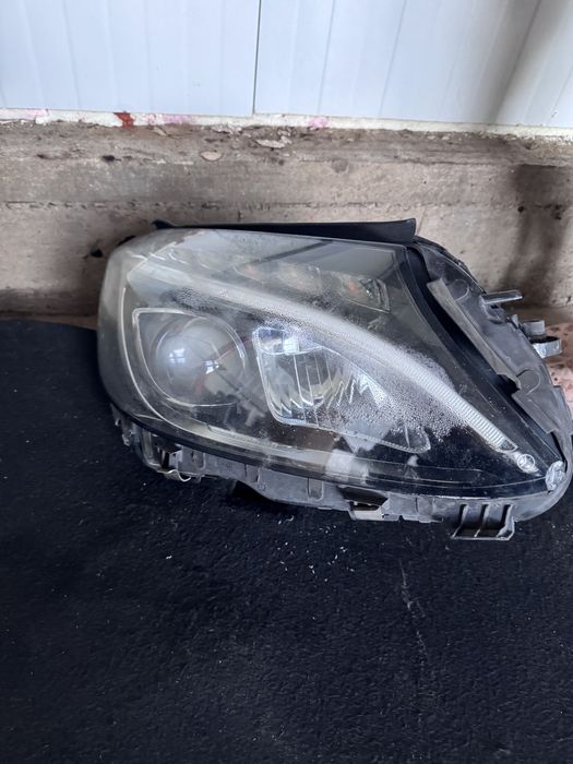 Far partea dreapta mercedes w205