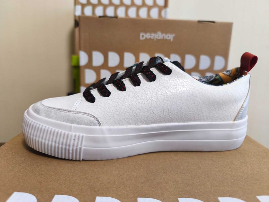 Desigual кецове.
