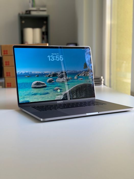  MacBook Pro 16" , 2019 2.4 GHz 8 - Core i9 64GB RAM 1TB + Radeon 4GB