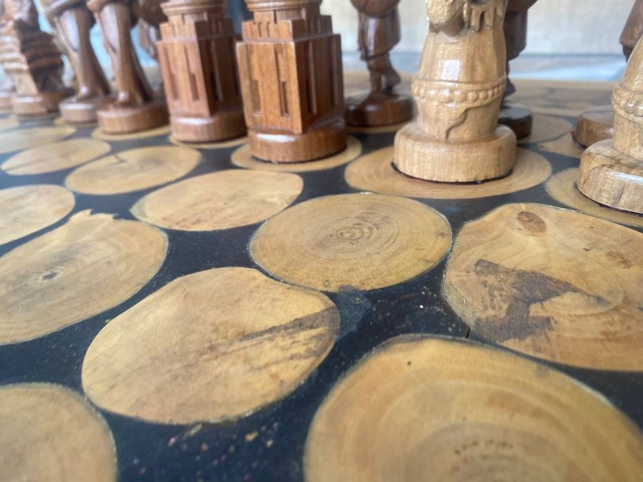 Qol mehnati yogoch shahmat stoli