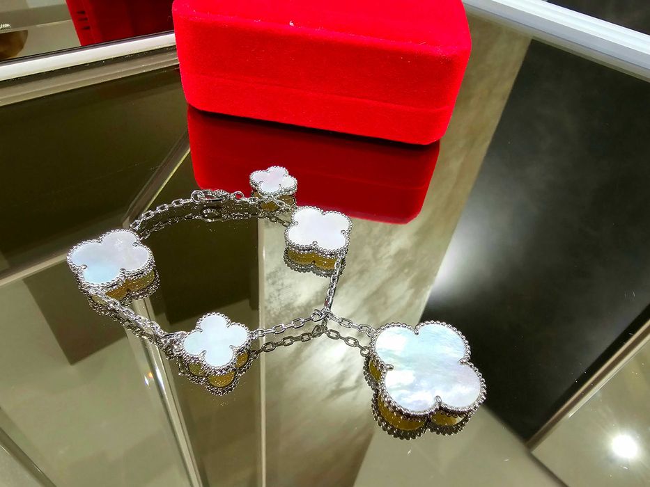 Van Cleef & Arpels VCA White Gold Mother Magic Alhambra Дамска Гривна