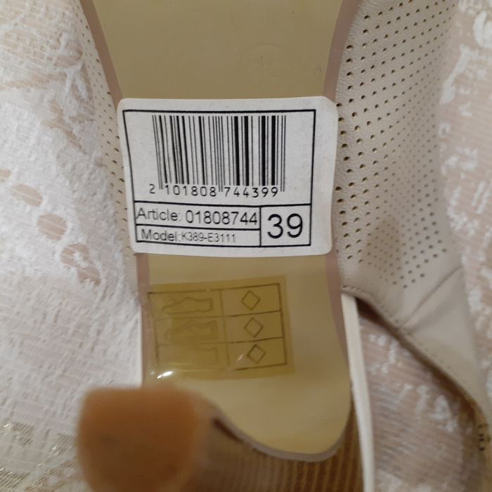 Продам босоножки бежевые