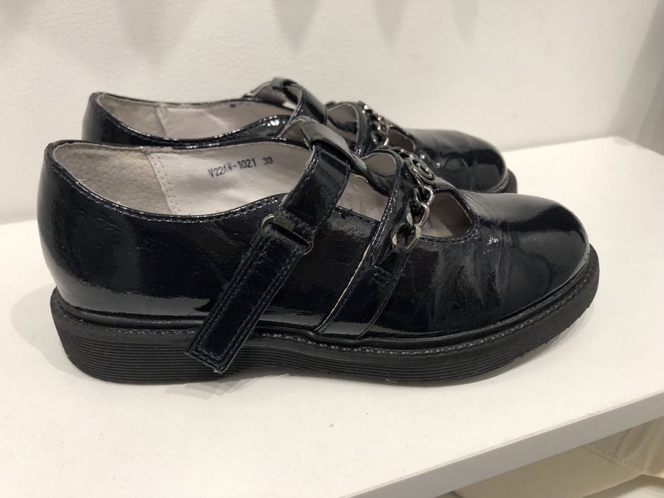 Школьные лаковые туфли