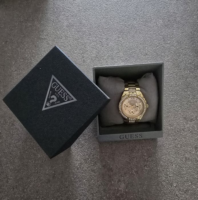 Златест часовник Guess