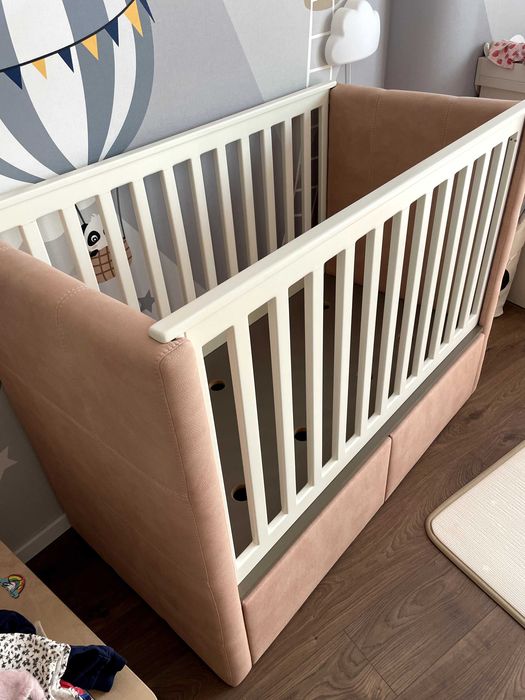 Луксозна дървена бебешка кошара с чекмеджета – розова