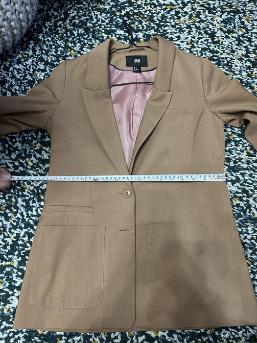 Бежово сако на H&M