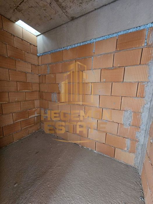 Продава се Двустаен апартамент в Варна, Цветен квартал - 70 кв.м за 830 €/кв.м - Снимка #3