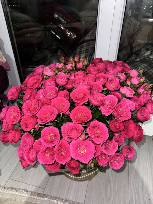 Кустовые спрей розы (в корзине)