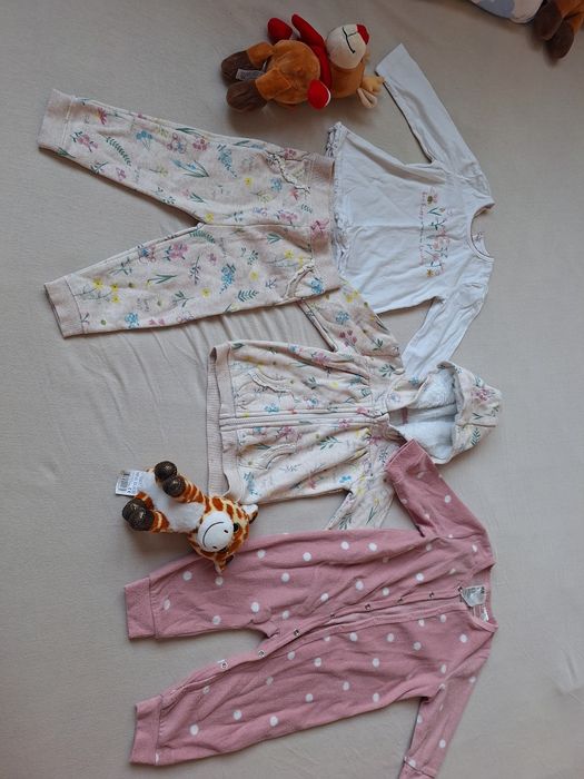 Нов комплект за малко момиченце размер 9-12 м.