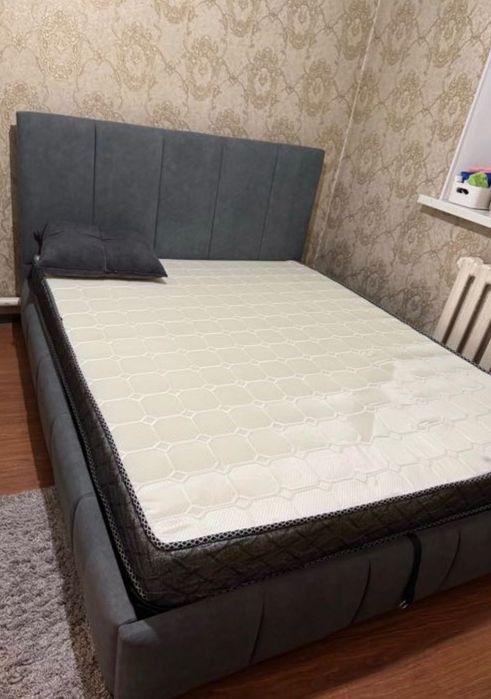 Кровать  в спальню