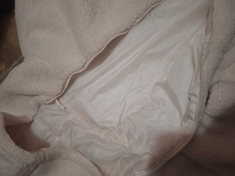 Пухено бяло яке.