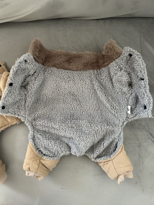 Vand 2 hainute pentru catei talie mica.