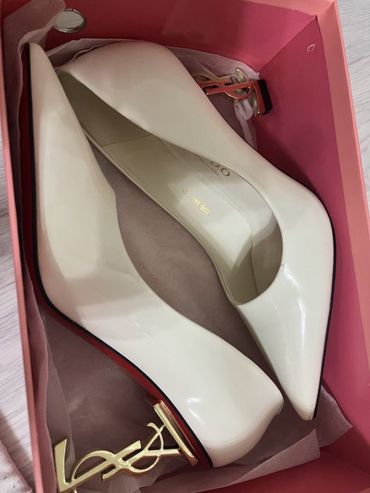 Белые туфли на каблуке Louis Vuitton