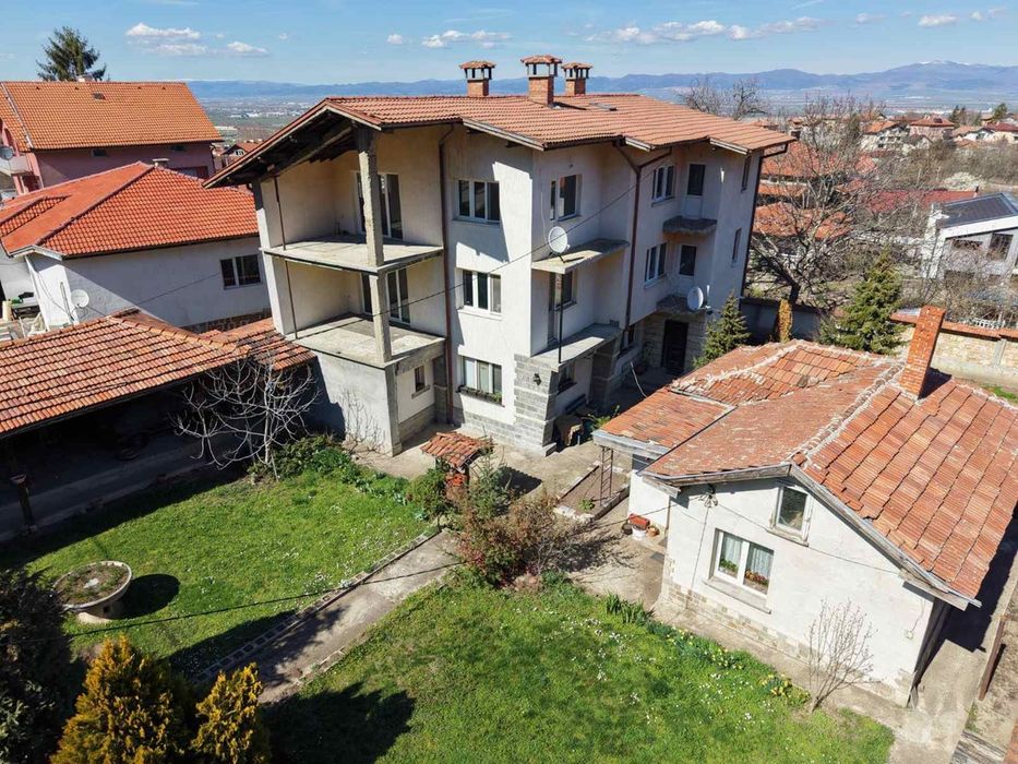 Къща за продажба в с. Лозен
