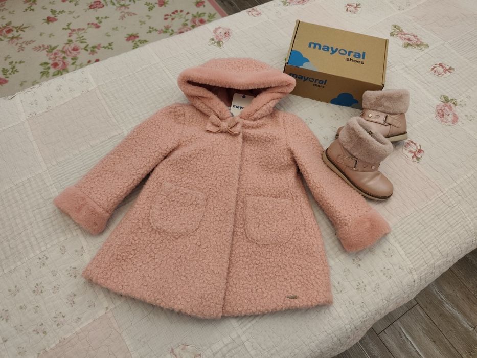 Ново  уникално палтенце  и ботушки Майорал