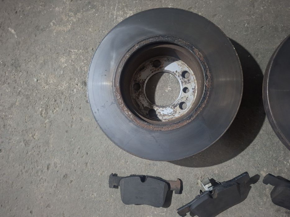 Set discuri frana spate cu plăcuțe Allied Nippon 300 / 22 BMW F30 F31 in stare foarte buna