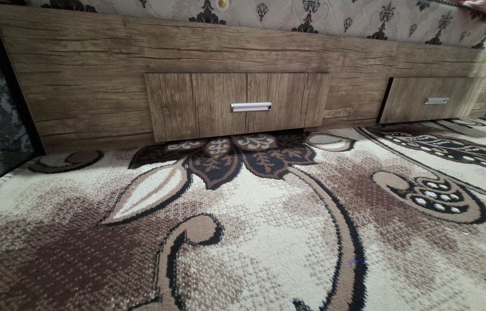 Dvuxspalniy divan sotiladi