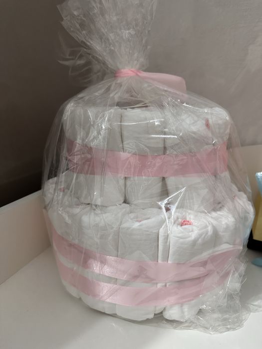 Подарок на выписку подгузники и игрушка