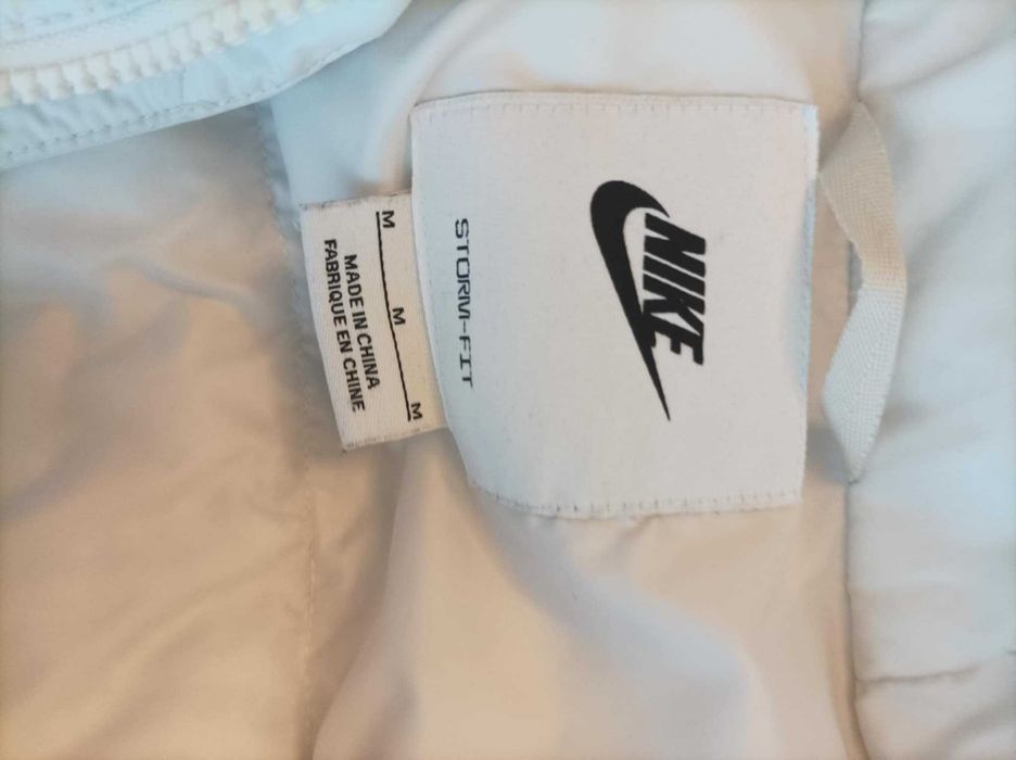 Зимно бяло яке на nike