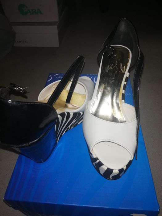 Încălțăminte purtata foarte putin