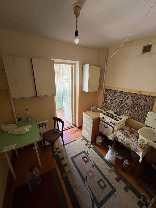 Срочно продается 1 ком квартира в 1 мкр 1 этаж