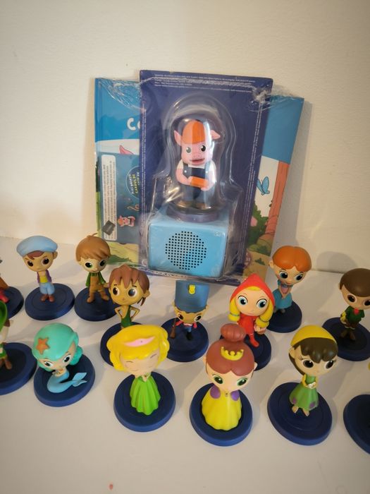 Boxa audio litera sigilată și lot de figurine fără cărți