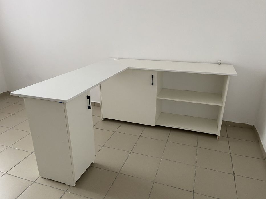 СРОЧНО! Продаю угловой стол с подстветкой и розеткой