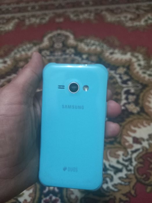 Сотовый телефон Samsung Galaxy J1