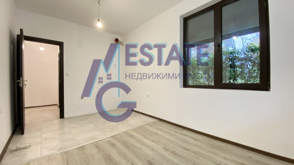 Двустаен апартамент със собствен двор 30 кв.м. в затворен комплекс