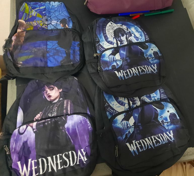 Рюкзаки Уэнсдей и есть в продаже брелки