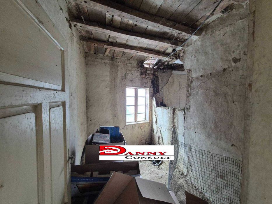 Стара къща с двор и кладенец в с. Балканци - общ. Стражица