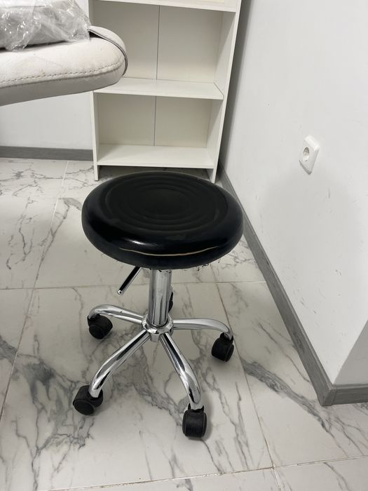 Козметична кушетка и работна табуретка