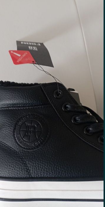 Vând ghete sport,produs de calitate mărimea 39,noi nouțe.