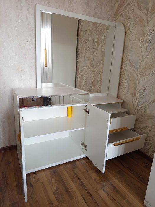 Айнасы бар тумба/трюмо