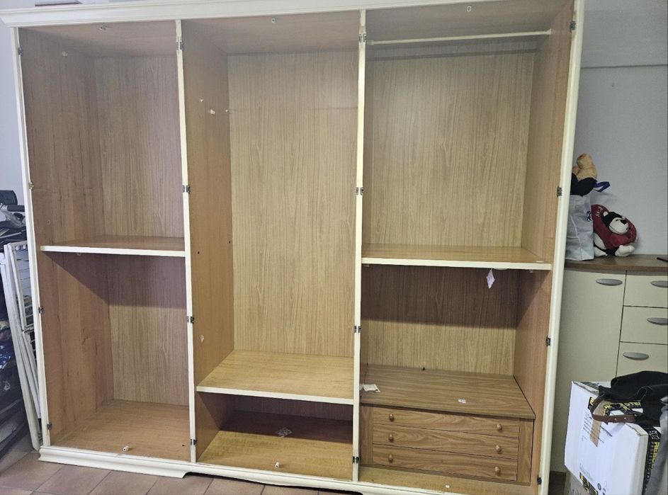 Dulap Italian elegant cu oglinzi – 6 uși, stil clasic, impecabil