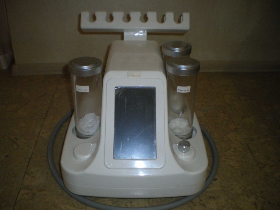 Продавам машина за водно дермабразио, подходяща за начинаещта козметик