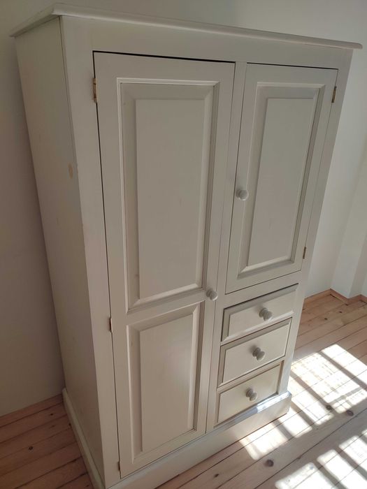 Детски гардероб от масивен бор – бял с чекмеджета