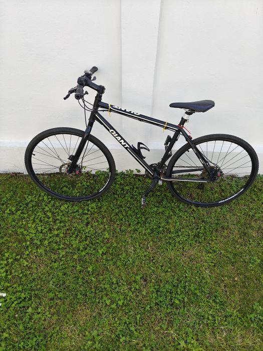 Bicicleta City 28" Giant Escape , Satin Black - Frane pe disk , stare foarte buna de functionare